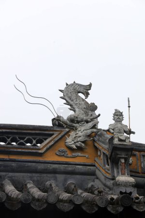 Foto de Exquisitas esculturas sobre aleros, Pabellón Chenxiang, Shanghái, China - Imagen libre de derechos