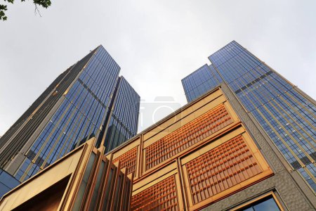 Foto de Shanghai, China - 31 de mayo de 2018: Escenario arquitectónico del edificio del centro financiero Shanghai Bund, Shanghái, China - Imagen libre de derechos