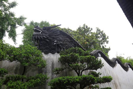 Foto de Shanghái, China - 31 de mayo de 2018: La escultura de la cabeza del dragón está en la pared en Yu Garden, Shanghái, China - Imagen libre de derechos