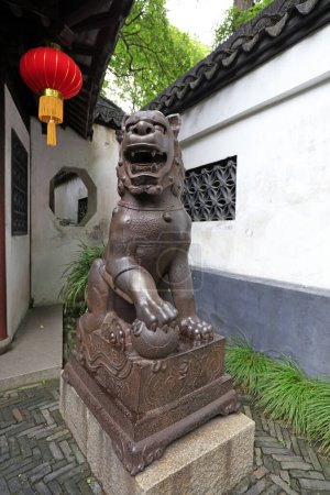 Téléchargez les photos : Shanghai, Chine - 31 mai 2018 : Sculpture sur lion de fer dans le jardin Yu, Shanghai, Chine - en image libre de droit