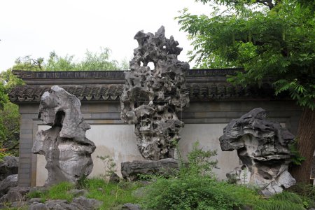 Téléchargez les photos : Shanghai, Chine - 31 mai 2018 : Paysage rocheux dans le jardin Yu, Shanghai, Chine - en image libre de droit