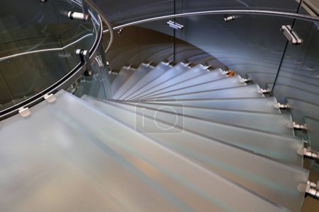 Téléchargez les photos : Escalier en colimaçon en verre dans un magasin, Shanghai, Chine - en image libre de droit