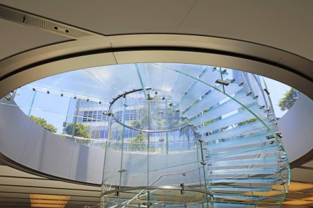 Foto de Escalera de caracol de vidrio en una tienda, Shanghai, China - Imagen libre de derechos