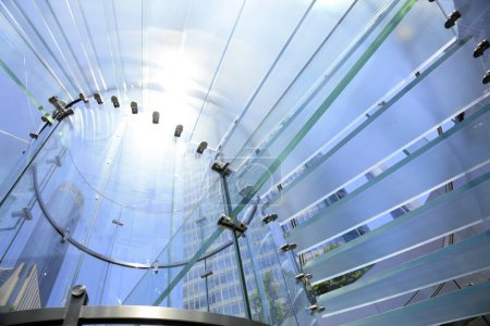 Foto de Escalera de caracol de vidrio en una tienda, Shanghai, China - Imagen libre de derechos