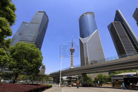 Téléchargez les photos : Shanghai, Chine - 1er juin 2018 : Paysages architecturaux de Lujiazui à Pudong, Shanghai, Chin - en image libre de droit