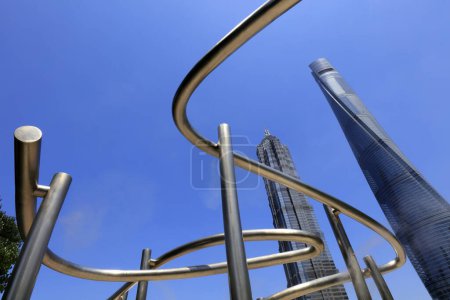 Téléchargez les photos : Shanghai, Chine - Le 1er juin 2018 : Tuyaux en acier inoxydable et immeubles de grande hauteur à Lujiazui, Shanghai, Chin - en image libre de droit
