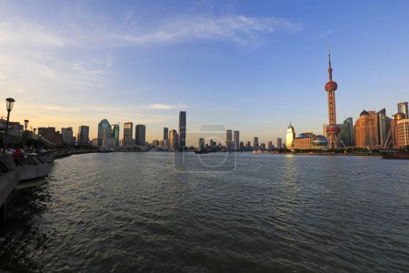 Téléchargez les photos : Shanghai, Chine - 1er juin 2018 : Paysages architecturaux de Shanghai Bund, Chin - en image libre de droit
