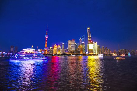 Téléchargez les photos : Shanghai, Chine - 1er juin 2018 : Vue de nuit de Shanghai Bund, Chine - en image libre de droit