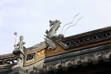 Foto de Shanghái, China - 2 de junio de 2018: La escultura en la cresta del techo se encuentra en el Pabellón Chenxiang, Shanghái, China - Imagen libre de derechos