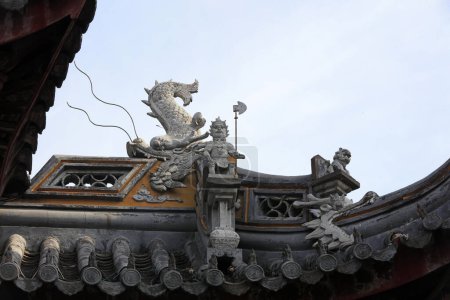 Téléchargez les photos : Shanghai, Chine - 2 juin 2018 : La sculpture sur la crête du toit se trouve dans le pavillon Chenxiang, Shanghai, Chine - en image libre de droit