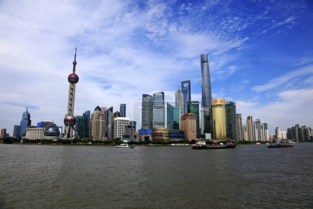 Téléchargez les photos : Shanghai, Chine - 2 juin 2018 : Paysages architecturaux de Shanghai Bund, Shanghai, Chine - en image libre de droit