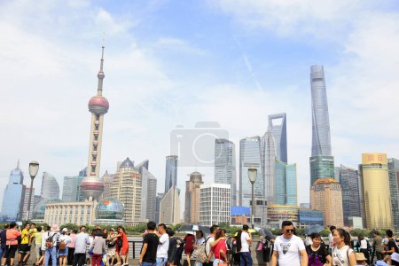 Téléchargez les photos : Shanghai, Chine - 2 juin 2018 : personnes voyageant sur le Bund de Shanghai, Chine - en image libre de droit