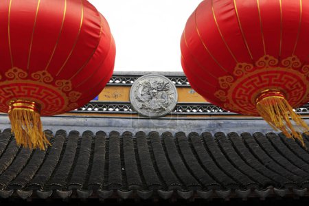 Téléchargez les photos : Shanghai, Chine - 2 juin 2018 : Symboles religieux sculptés sur la crête du pavillon Chenxiang, Shanghai, Chin - en image libre de droit