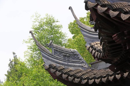 Téléchargez les photos : Les avant-toits des bâtiments anciens sont dans le jardin Yu, Shanghai, Chine - en image libre de droit