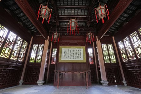 Téléchargez les photos : Shanghai, Chine - 2 juin 2018 : La décoration intérieure traditionnelle de la Chine dans le jardin Yu, Shanghai, Chine - en image libre de droit