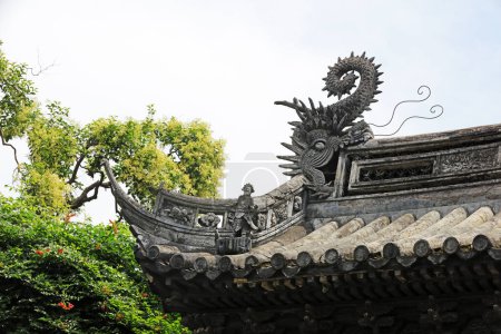 Téléchargez les photos : Sculpture architecturale ancienne sur le toit dans le jardin de Yu, Shanghai, Chine - en image libre de droit