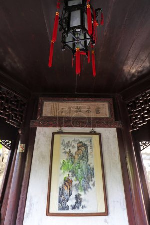 Téléchargez les photos : Shanghai, Chine - 2 juin 2018 : Shanghai Yu Garden Zuo Zongtang inscription "Ling wood cloak" dans le jardin Yu, Shanghai, Chine - en image libre de droit