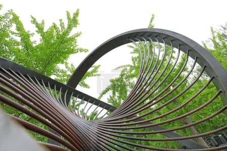 Foto de Escultura en espiral en árboles verdes, Parque Olímpico de Beijing - Imagen libre de derechos