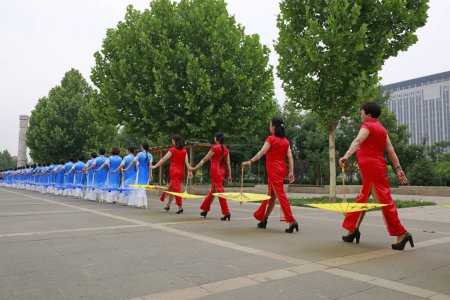 Téléchargez les photos : COMTÉ DE LUANNAN, Chine - 9 juin 2018 : Des femmes à Cheongsam jouent dans le parc, COMTÉ DE LUANNAN, province du Hebei, Chine - en image libre de droit