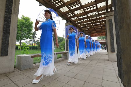 Téléchargez les photos : COMTÉ DE LUANNAN, Chine - 9 juin 2018 : Des femmes à Cheongsam jouent dans le parc, COMTÉ DE LUANNAN, province du Hebei, Chine - en image libre de droit