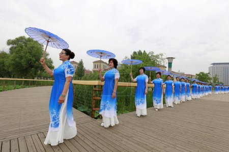 Foto de LUANNAN COUNTY, China - 9 de junio de 2018: Cheongsam lady shows in the park, LUANNAN COUNTY, Hebei Province, China - Imagen libre de derechos