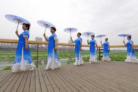Foto de LUANNAN COUNTY, China - 9 de junio de 2018: Cheongsam lady shows in the park, LUANNAN COUNTY, Hebei Province, China - Imagen libre de derechos