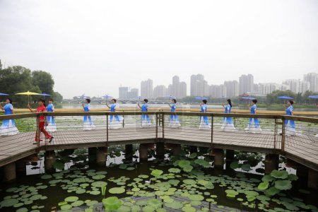 Téléchargez les photos : COMTÉ DE LUANNAN, Chine - 9 juin 2018 : Spectacles de dames Cheongsam dans le parc, COMTÉ DE LUANNAN, province du Hebei, Chine - en image libre de droit