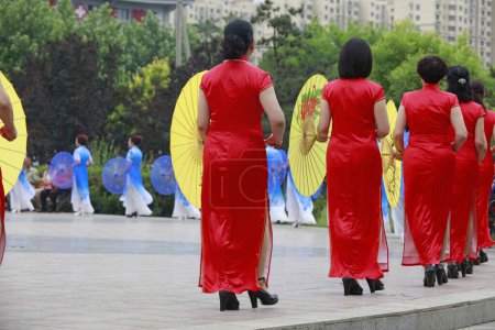 Téléchargez les photos : Des femmes à Cheongsam se produisent dans le parc, COMTÉ DE LUANNAN, province du Hebei, Chine - en image libre de droit
