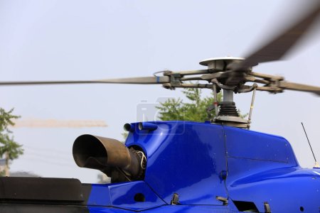 Téléchargez les photos : Hélicoptère hélice et tuyau d'échappement - en image libre de droit