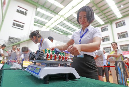 Téléchargez les photos : COMTÉ DE LUANNAN, Chine - 20 juillet 2018 : voiture de mesure du personnel, lors d'un concours de travaux innovants, COMTÉ DE LUANNAN, province du Hebei, Chine - en image libre de droit