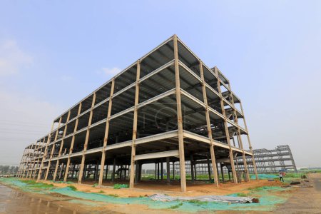 Foto de El edificio industrial inacabado se encuentra en un sitio de construcción en el norte de China - Imagen libre de derechos