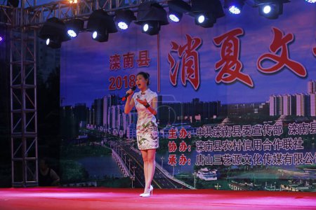 Téléchargez les photos : COMTÉ DE LUANNAN, Chine - 20 juillet 2018 : Les acteurs se produisent et Pingju est sur scène, COMTÉ DE LUANNAN, province du Hebei, Chine - en image libre de droit