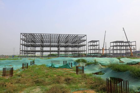 Téléchargez les photos : Le bâtiment industriel inachevé se trouve sur un chantier de construction en Chine du Nord - en image libre de droit