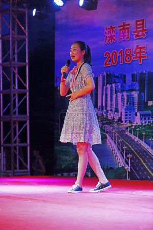 Foto de LUANNAN COUNTY, China - 20 de julio de 2018: Los actores están actuando y Pingju está en el escenario, LUANNAN COUNTY, provincia de Hebei, China - Imagen libre de derechos