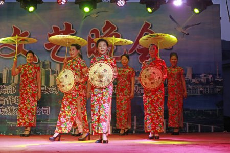 Foto de LUANNAN COUNTY, China - 30 de agosto de 2018: Cheongsam show on stage, LUANNAN COUNTY, Hebei Province, China - Imagen libre de derechos