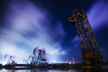Foto de Maquinaria de bombeo de petróleo en operación, escena de extracción de petróleo crudo en la noche, norte de China - Imagen libre de derechos