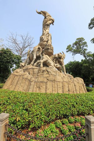Téléchargez les photos : Guangzhou, Chine - 5 avril 2019 : Cinq béliers sculptés dans le parc Yuexiu, Guangzhou, province du Guangdong, Chine - en image libre de droit