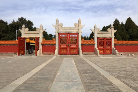 Téléchargez les photos : Paysages architecturaux de la dynastie Qing dans le parc Ditan, Beijing, Chine - en image libre de droit