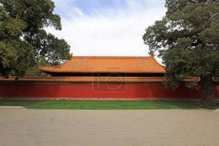 Téléchargez les photos : Toit de tuiles vitrées jaunes, Parc Ditan, Pékin, Chine - en image libre de droit