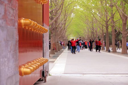 Foto de Beijing, China - 6 de abril de 2019: La gente está practicando aeróbic en Ditan Park, Beijing, China - Imagen libre de derechos