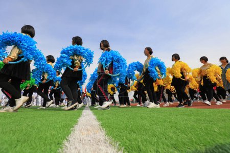 Foto de CONDADO DE LUANNAN, China - 8 de abril de 2019: Actuación de gimnasia de grupo en la ceremonia de apertura de los Juegos, CONDADO DE LUANNAN, Provincia de Hebei, China - Imagen libre de derechos