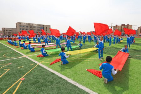 Foto de CONDADO DE LUANNAN, China - 8 de abril de 2019: Actuación de gimnasia de grupo en la ceremonia de apertura de los Juegos, CONDADO DE LUANNAN, Provincia de Hebei, China - Imagen libre de derechos