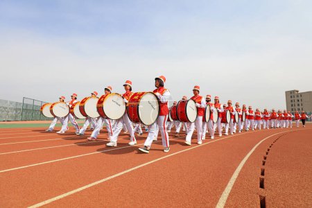 Foto de LUANNAN COUNTY, China - 8 de abril de 2019: La banda de percusión está tocando el tambor en la reunión deportiva, LUANNAN COUNTY, provincia de Hebei, China - Imagen libre de derechos