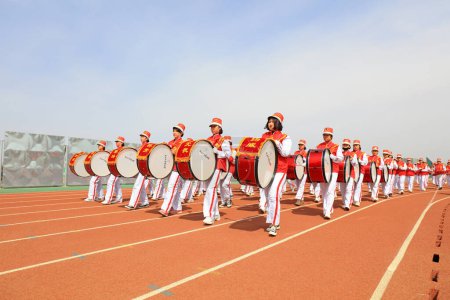 Téléchargez les photos : COMTÉ DE LUANNAN, Chine - 8 avril 2019 : Le groupe de percussions bat le tambour lors de la réunion sportive, COMTÉ DE LUANNAN, province du Hebei, Chine - en image libre de droit