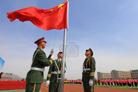 Téléchargez les photos : COMTÉ DE LUANNAN, Chine - 8 avril 2019 : Des soldats de la police armée à la cérémonie de levée du drapeau, COMTÉ DE LUANNAN, province du Hebei, Chine - en image libre de droit