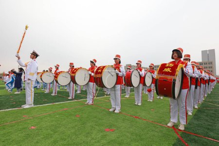 Téléchargez les photos : COMTÉ DE LUANNAN, Chine - 11 avril 2019 : Le groupe de percussions bat le tambour lors de la réunion sportive, COMTÉ DE LUANNAN, province du Hebei, Chine - en image libre de droit