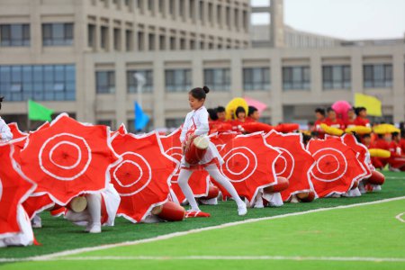 Téléchargez les photos : COMTÉ DE LUANNAN, Chine - 11 avril 2019 : Performance de gymnastique de groupe lors de la cérémonie d'ouverture des Jeux, COMTÉ DE LUANNAN, province du Hebei, Chine - en image libre de droit