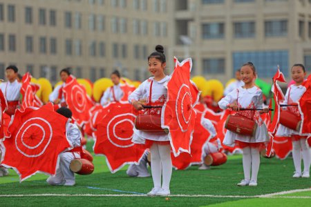 Téléchargez les photos : COMTÉ DE LUANNAN, Chine - 11 avril 2019 : Performance de gymnastique de groupe lors de la cérémonie d'ouverture des Jeux, COMTÉ DE LUANNAN, province du Hebei, Chine - en image libre de droit