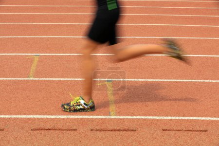 Téléchargez les photos : Les coureurs de longue distance courent sur la piste - en image libre de droit