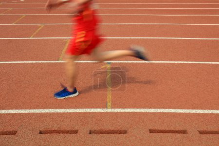 Téléchargez les photos : Les coureurs de longue distance courent sur la piste - en image libre de droit